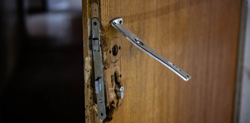 Polizei bricht Haustür auf: Wie kommen Eigentümer an Entschädigung?